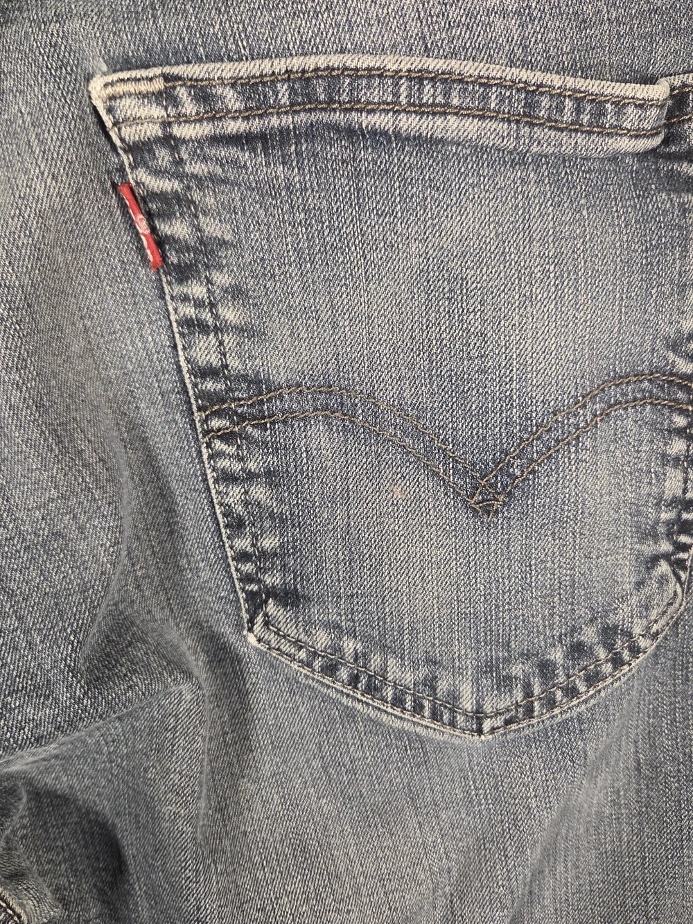 Levi's 505 relaxed fit jeans (34x32) in a medium-to-dark wash (T623)